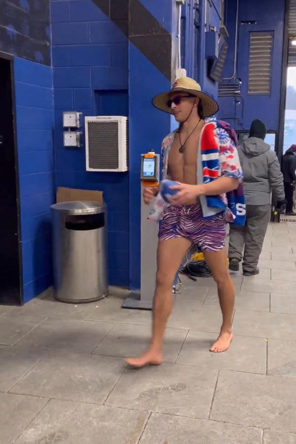 Barefoot Mack Hollins arrives for Bills’ snowy playoff clash vs. Ravens