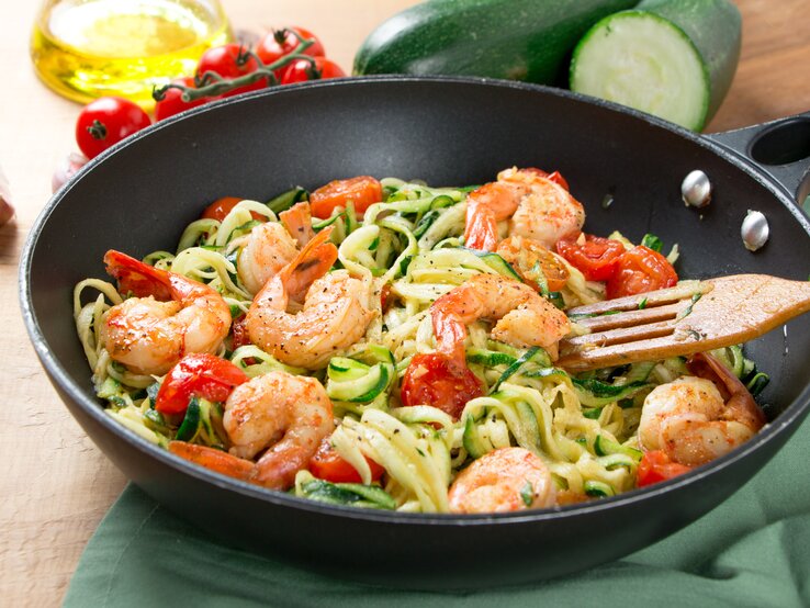 Low Carb: Zoodles mit Basilikum-Pesto und Garnelen