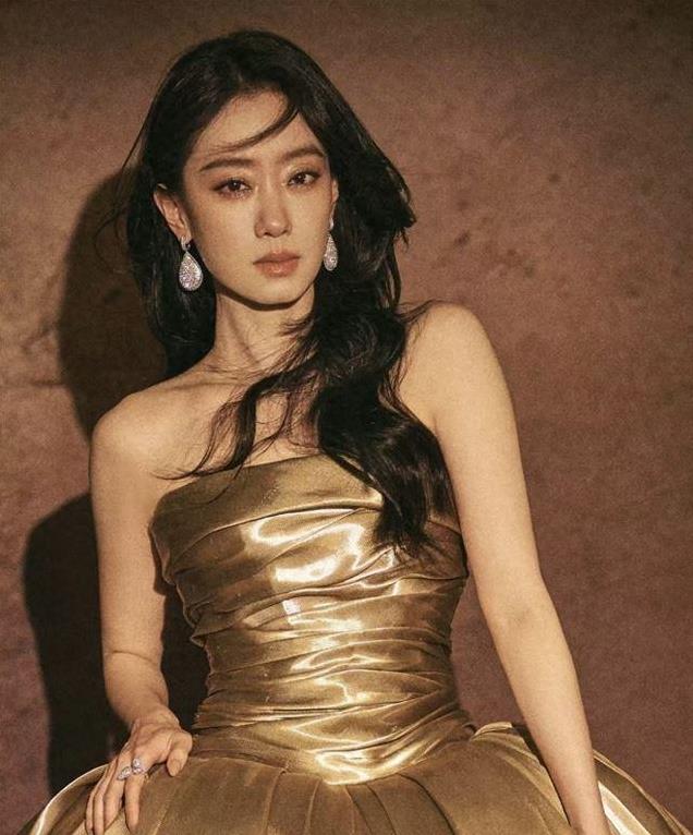 从土里土气到大气时髦 她是85花当中最大器晚成的女星