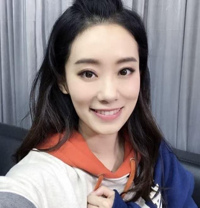 从土里土气到大气时髦 她是85花当中最大器晚成的女星