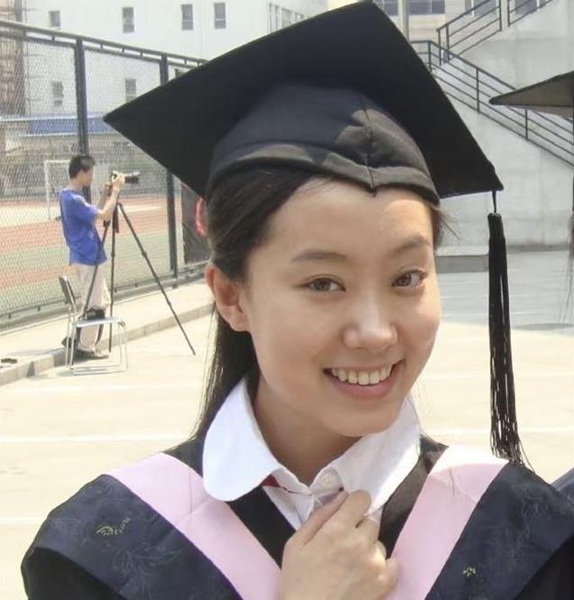 从土里土气到大气时髦 她是85花当中最大器晚成的女星