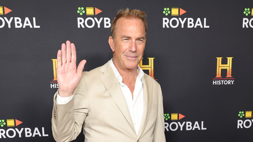 Kevin Costner honours friendship with Whitney Houston on his 70th birthday(02)