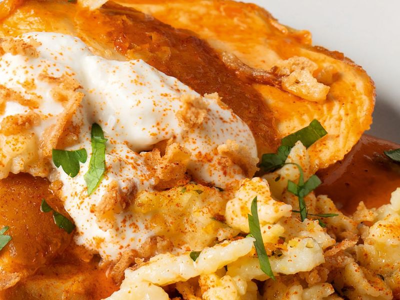 Seelenwärmer Rezept: Köstliches Paprika-Hühnchen mit Spätzle und Sauerrahm