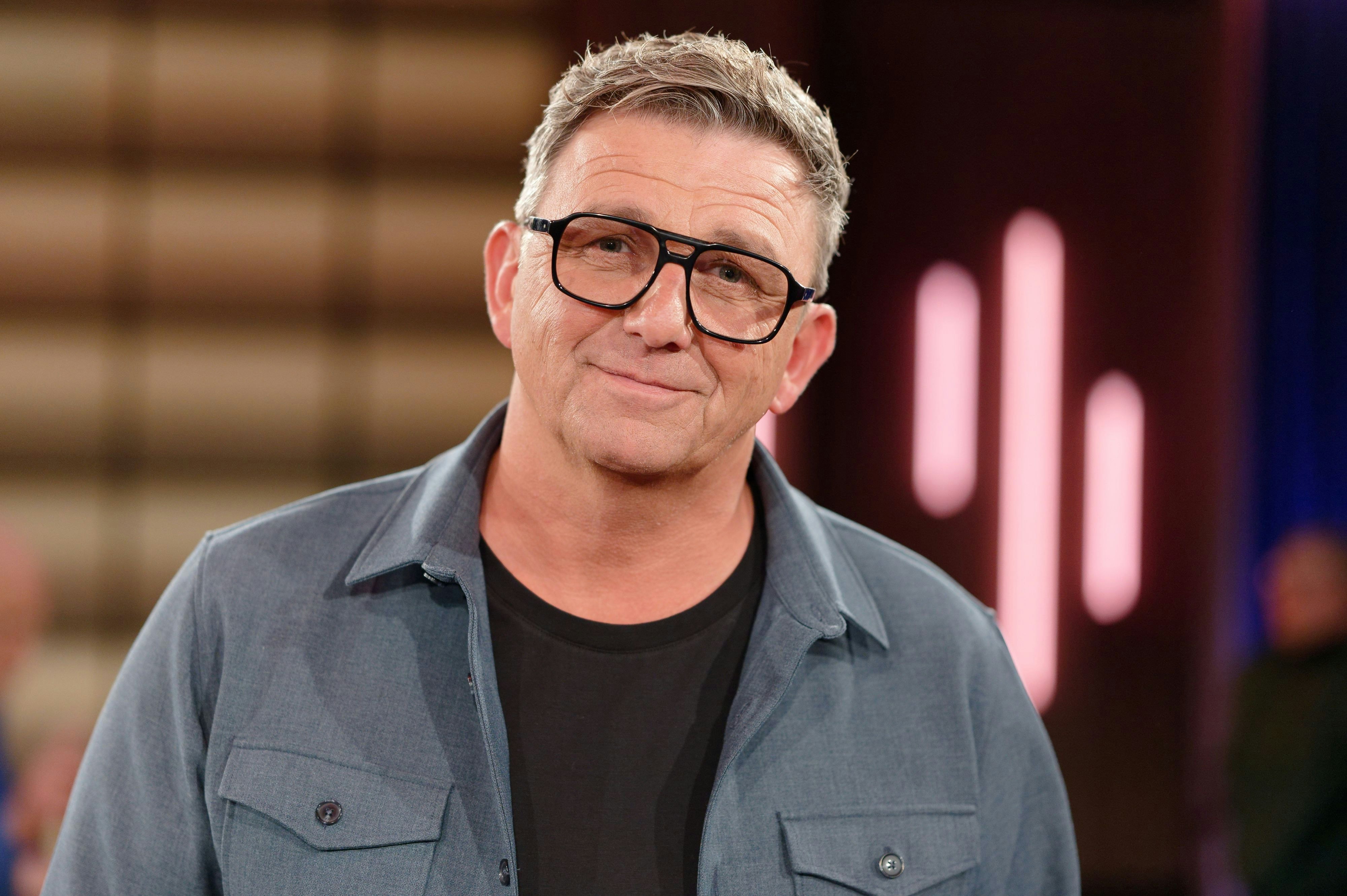 Schauspieler Hans Sigl, hier nach der Aufzeichnung der WDR Talkshow „Kölner Treff“ im Januar 2024, hat keinen Kontakt mehr zu seinen Eltern.