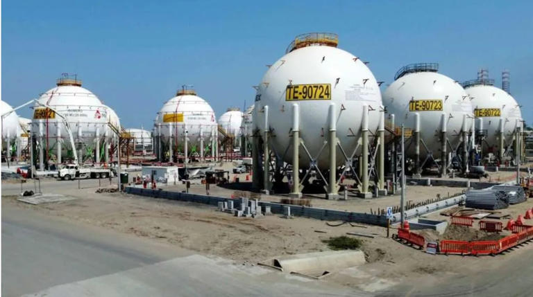 Refinería Dos Bocas paralizada por adeudos y fallas operativas