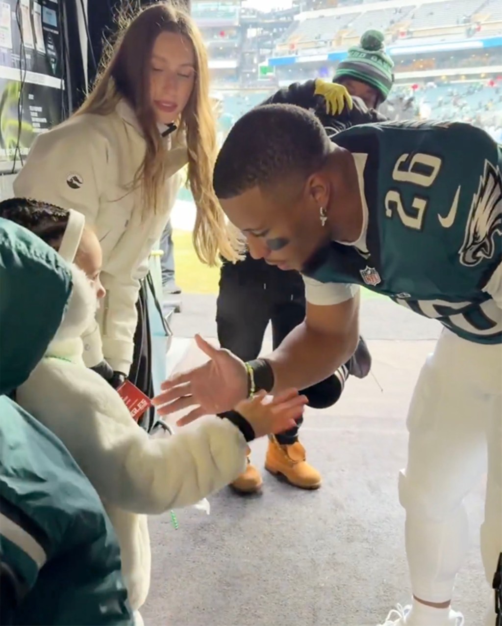 Saquon Barkley kisses girlfriend, shares special handshake with