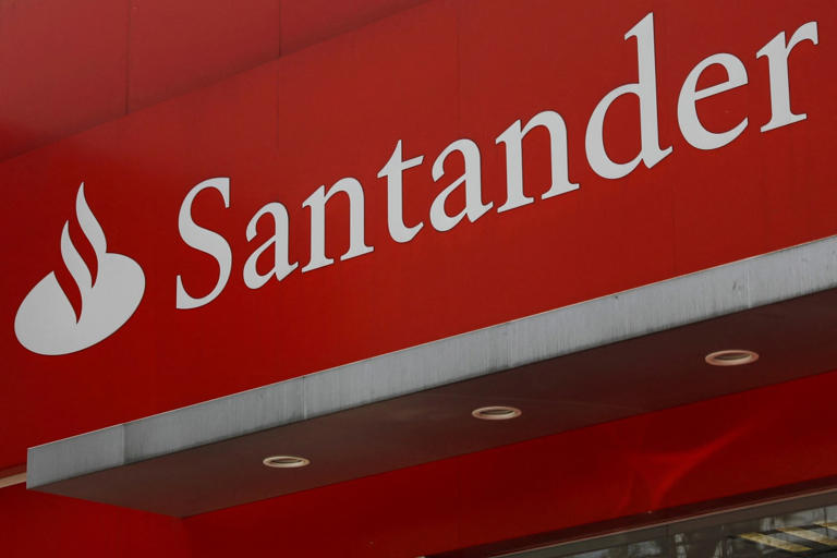 Spanish owned high Street lender Santander ©Edgard Garrido/Reuters