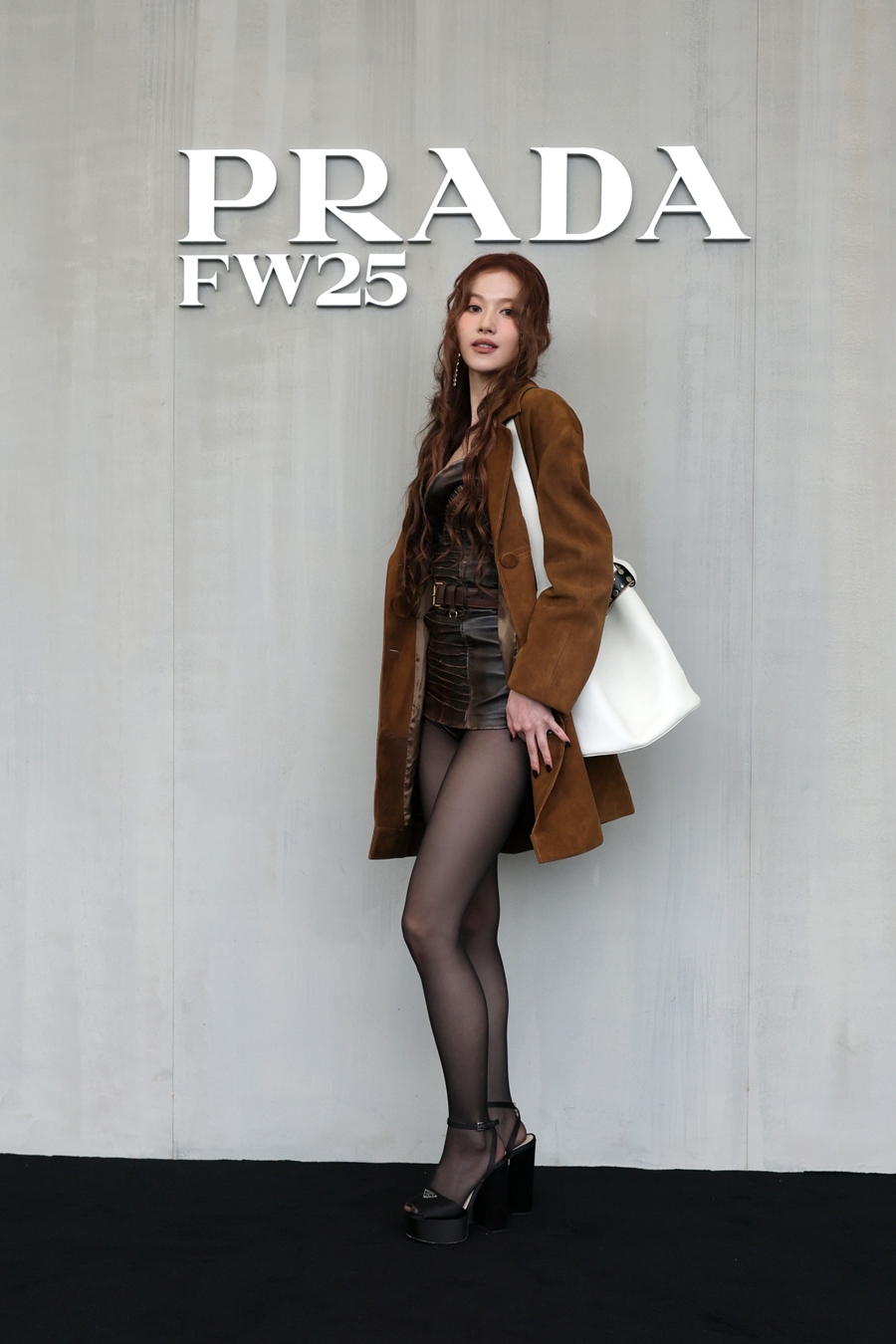 【PRADA新品】プラダボーダートップス　TWICE サナ着用 250724 サナ Instagram アップデート - プラダ ポップアップ、7月23日