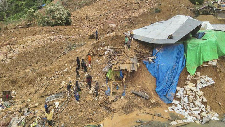 Tim gabungan penyelamat melakukan operasi pencarian dan penyelamatan orang hilang di tambang emas tradisional di desa Tulabo, Samawa, Gorontalo, Indonesia, pada 10 Juli 2024.