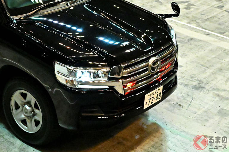 ブラック一枚 まさかお前が…！」 覆面パトカーのトヨタ「ランクル」存在！ “真っ黒