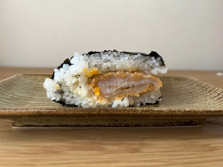 「柔らか！」【ファミマ】ファミチキとペッパーマヨが入ったおにぎりが登場