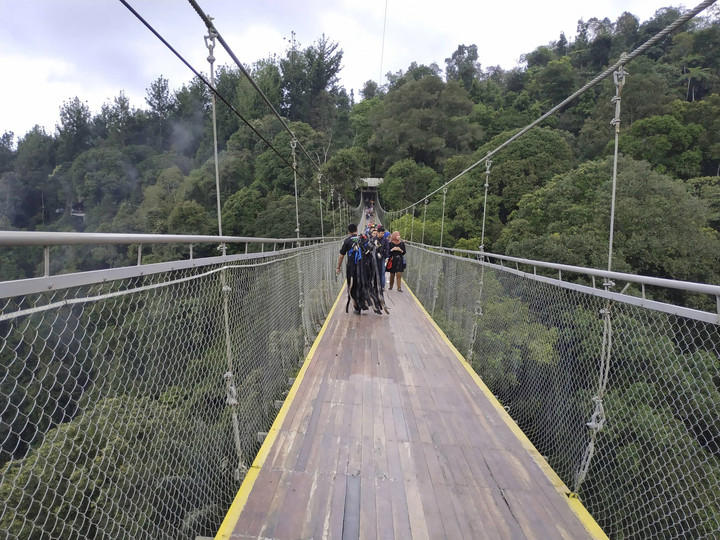 Jembatan Gantung Situgunung. Foto: Shutterstock