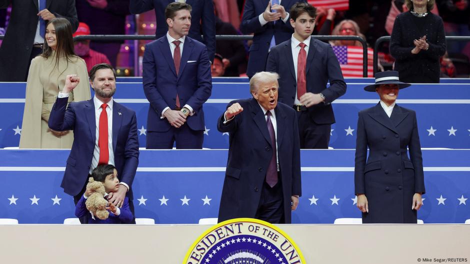 Após cerimônia de posse, Trump e sua comitiva se dirigiram ao ginásio Capitol One, sendo recebidos por uma multidão de apoiadores