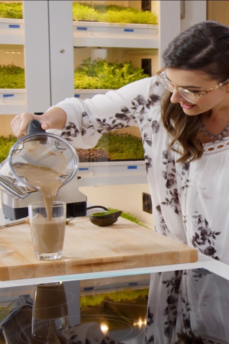 Schokoladen-Avocado-Frühstücksshake mit Banane und Ahornsirup