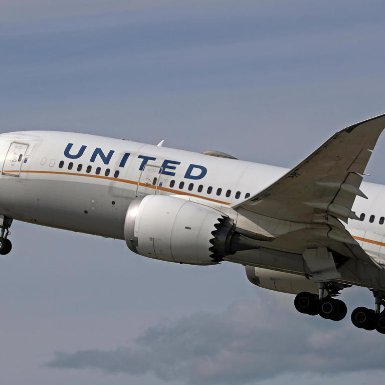 United Boeing 787 taking off from Barcelona airport