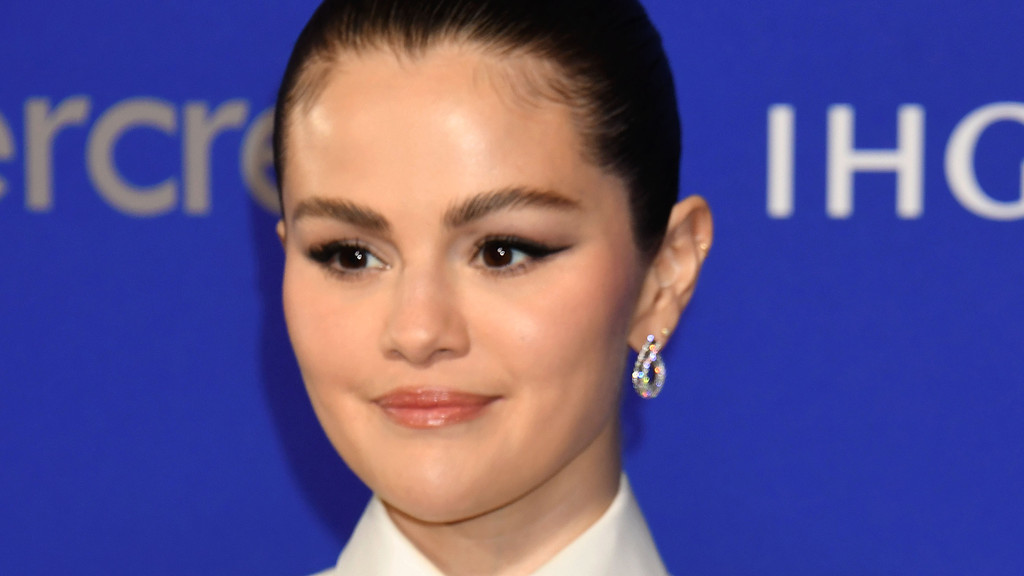 Selena Gomez hits back at politician who called for her deportation