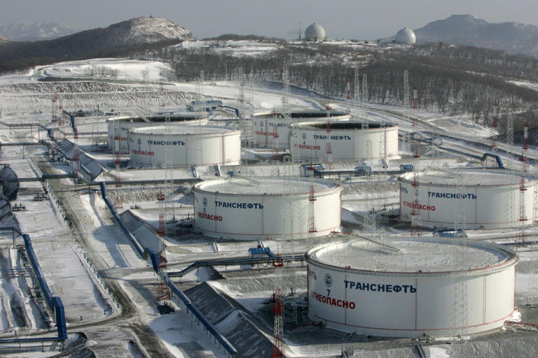 Auf dem Foto sind Öltanks im russischen Hafen Kozmino zu sehen, von dem aus Rohöllieferungen nach China und Indien erfolgen.