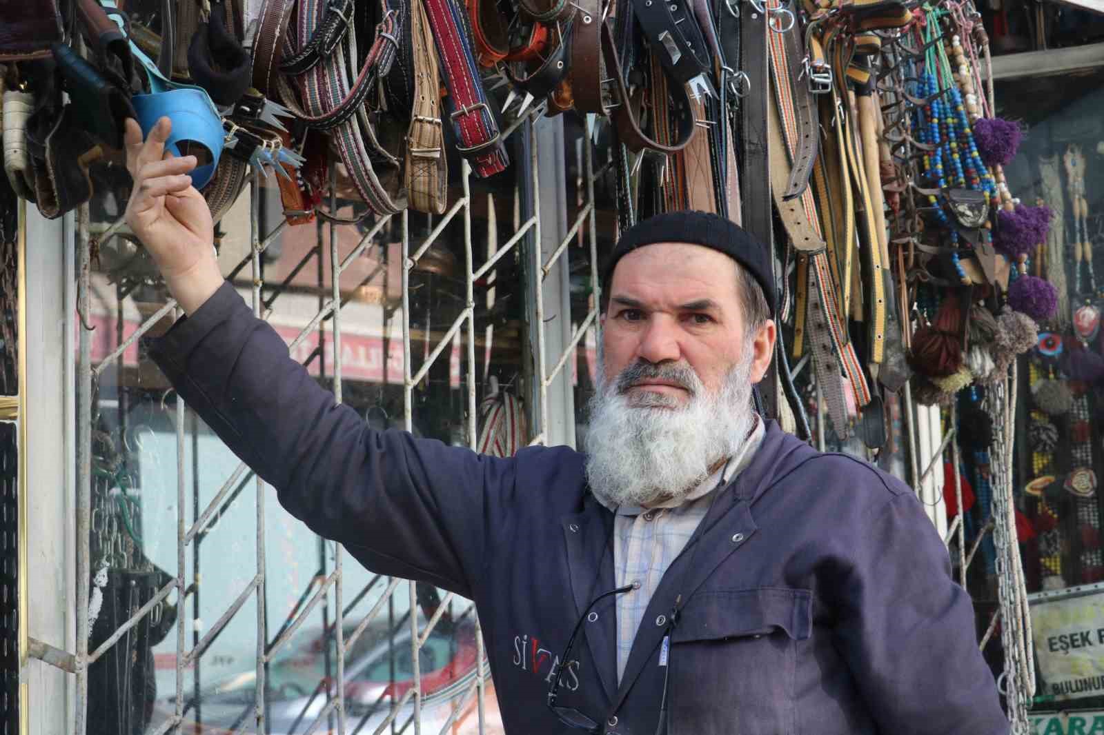 Son saraç ustası, artık dizi setleri için üretim yapıyor