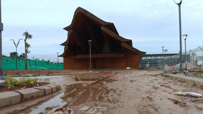 JALAN BERLUMPUR - Kondisi terkini area bandara VVIP IKN yang sempat direndam banjir akibat hujan deras dengan intensitas yang cukup tinggi di wilayah Penajam Paser Utara pada 24 Januari 2025 lalu. (Zainul Marsyafi/Tribunkaltim.co).