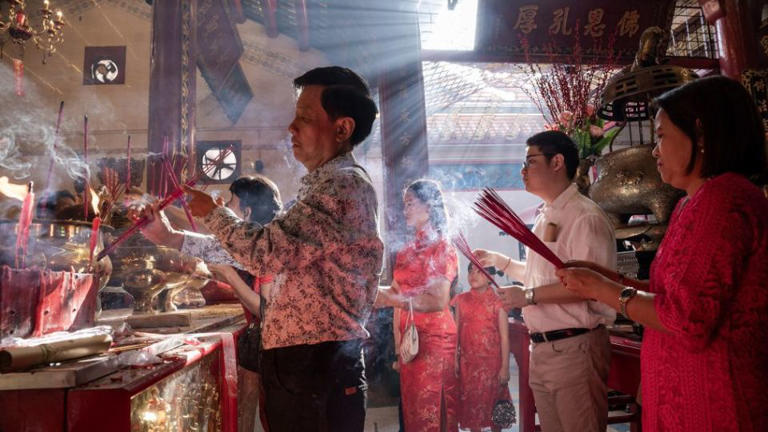 Gente quemando incienso en un templo de Yangon, Myanmar, el primer día del Año Nuevo Lunar en 2024. - Sai Aung Main/AFP/Getty Images
