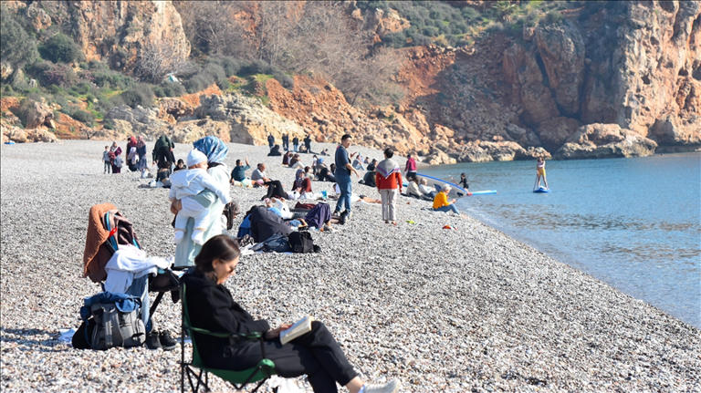 Antalya'da güneşli havayı fırsat bilenler sahillerde yoğunluk oluşturdu