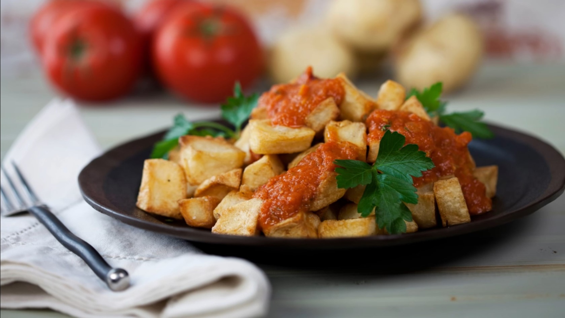 Knusprige Kartoffeln mit hausgemachter Tomatensauce