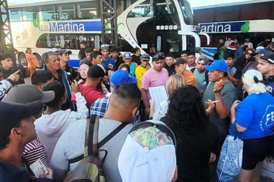 Trabajadores golondrinas de Concordia varados en el sur.