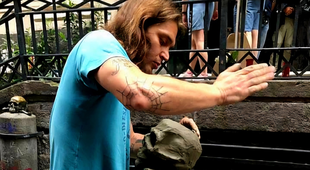 Napoli, artista straniero scolpisce una 