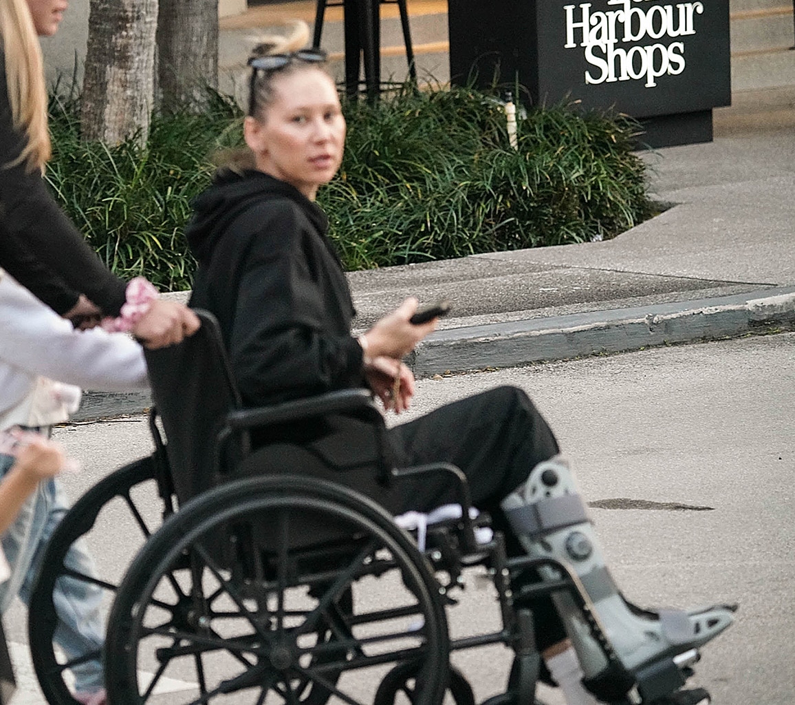 Anna Kournikova Seen in Wheelchair During First Appearance in 2 Years