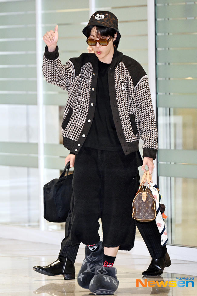 방탄소년단 제이홉, L사 털부츠만큼 귀여운 미소가 ‘따봉’