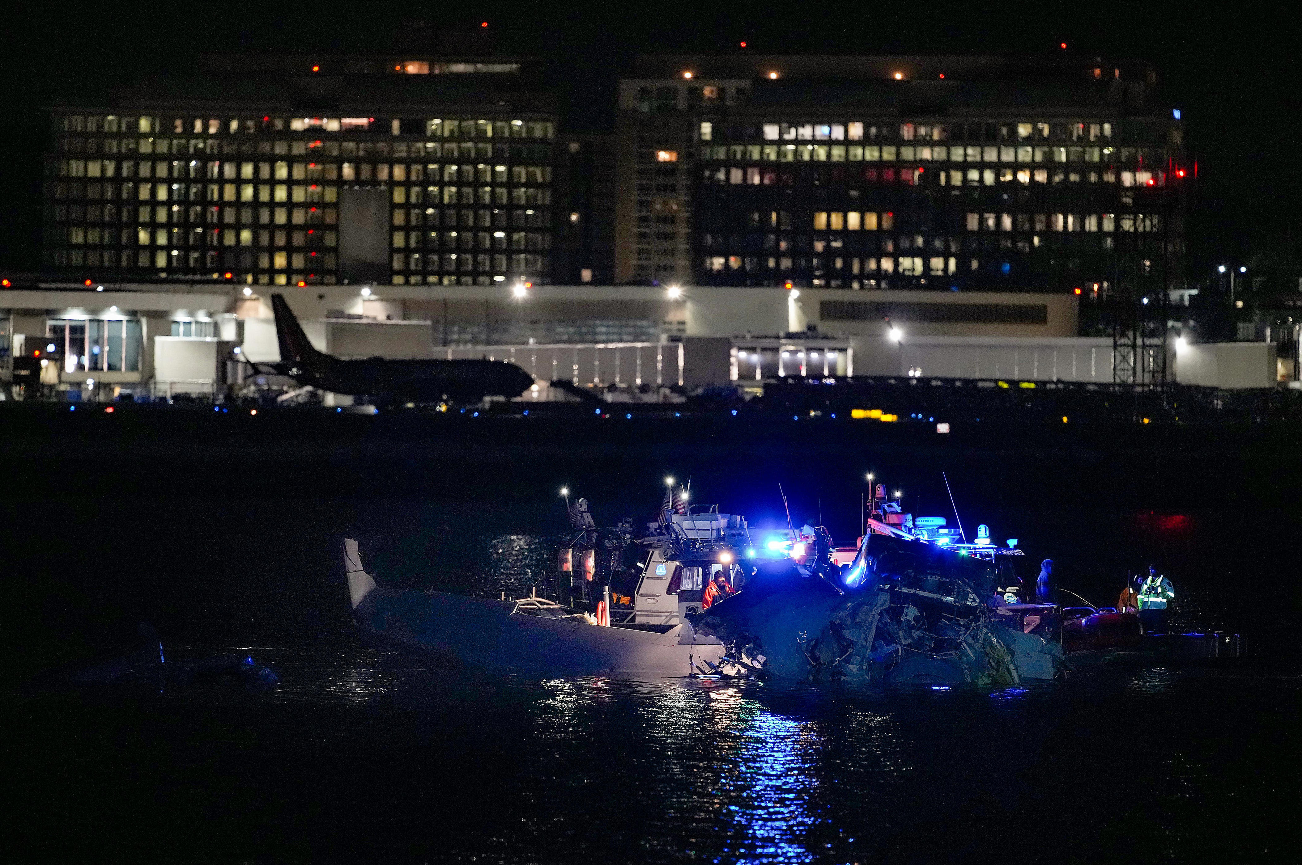Plane collides with helicopter, crashes into DC river; bodies ...