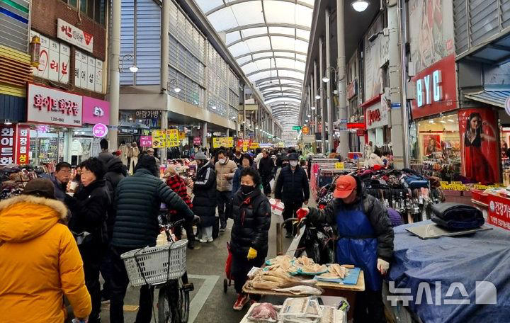 [포항=뉴시스] 설 연휴 엿새간 포항의 주요 관광 명소와 전통 시장인 죽도시장에 관광객과 귀성객이 몰렸다. 특히 죽도시장에 지난 27일 하루 4만명의 이용객이 방문하는 등 설 연휴 엿새간 20만명이 죽도시장을 찾았다. 사진은 설 연휴 죽도시장 모습. (사진=포항시 제공) 2025.01.30. photo@newsis.com