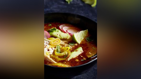 Mexikanische Hähnchen-Tortillasuppe mit Avocado