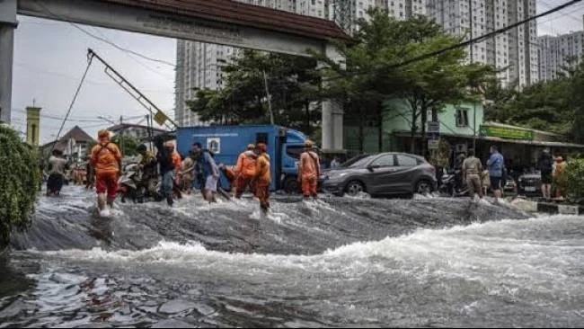 Siaga Banjir Rob DKI Jakarta hingga 7 Januari, Pompa dan Pasukan Biru Dikerahkan
