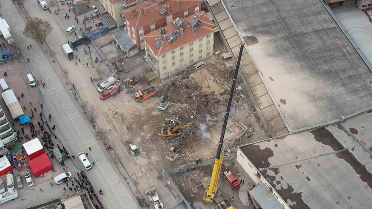 KONYA'DA ÇÖKEN BİNA SORUŞTURMASINDA BİNAYI İNŞA EDEN MÜTEAHHİT GÖZALTINA ALINDI.