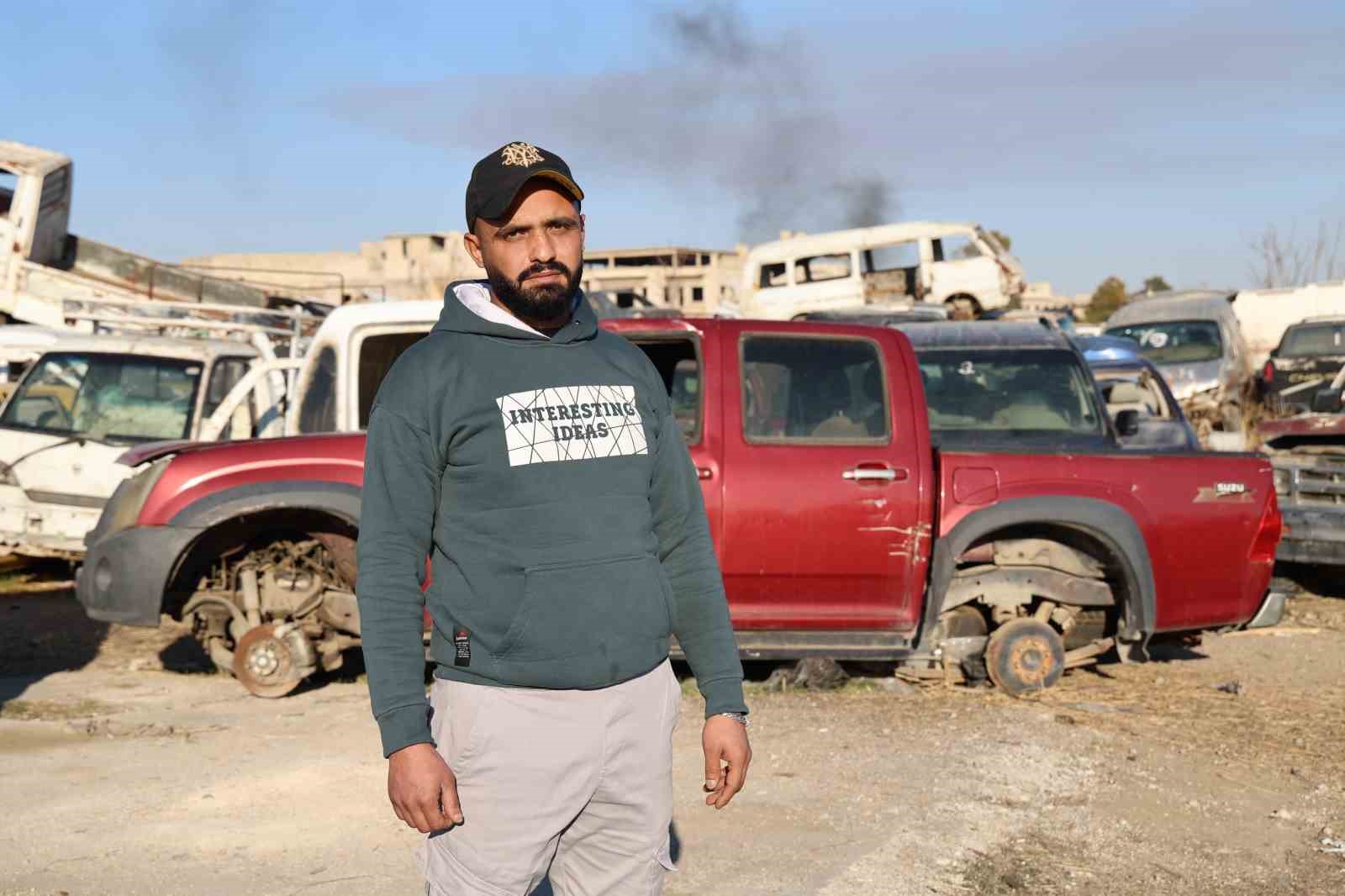 SURİYE’DE ESAD REJİMİNİN DÜŞMESİYLE BİRLİKTE HALKINA UYGULADIĞI ZULÜM GÖZLER ÖNÜNE SERİLMEYE BAŞLADI. VATANDAŞLARIN ARAÇLARINA EL KOYAN REJİM ASKERLERİNİN GARAJDA TOPLADIĞI BİNLERCE ARAÇ, KADERİNE TERK EDİLDİ.