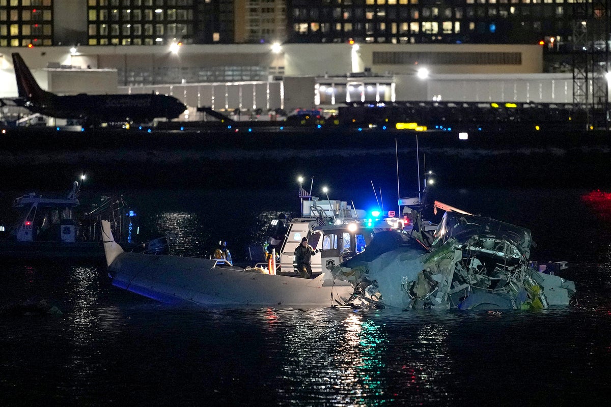 Washington DC plane crash latest 'Black box' recorder recovered from(01)