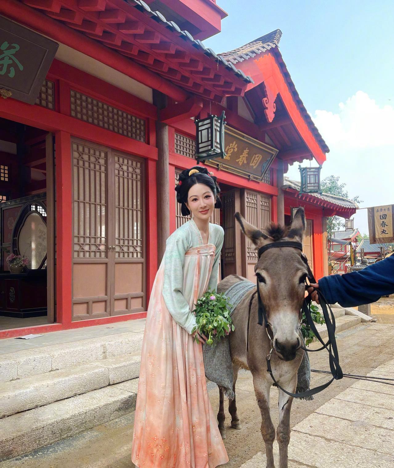 杨紫在剧组过年，白色毛衣搭配棒球帽很元气，和韩东君同框超般配