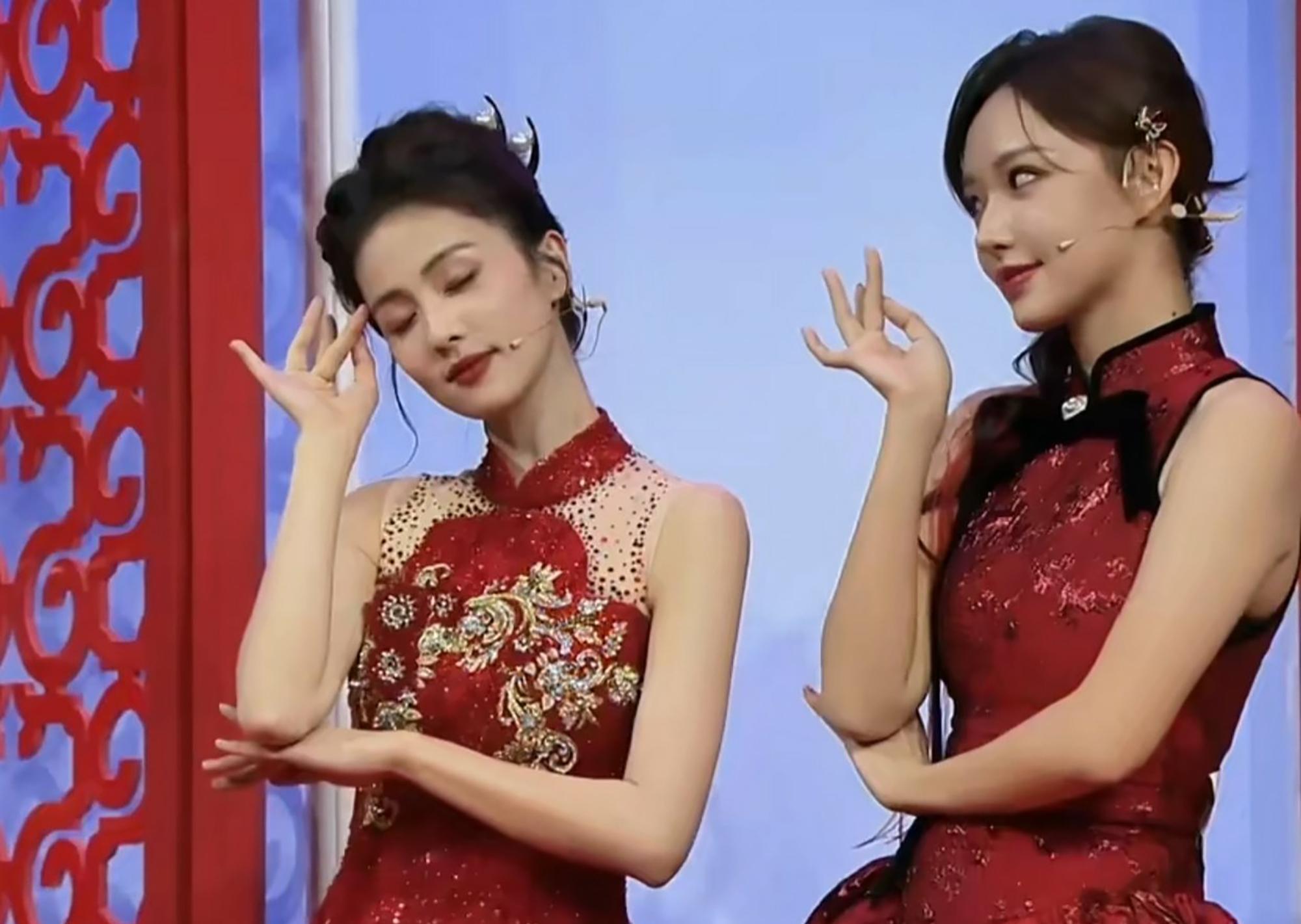 杨紫在剧组过年，白色毛衣搭配棒球帽很元气，和韩东君同框超般配