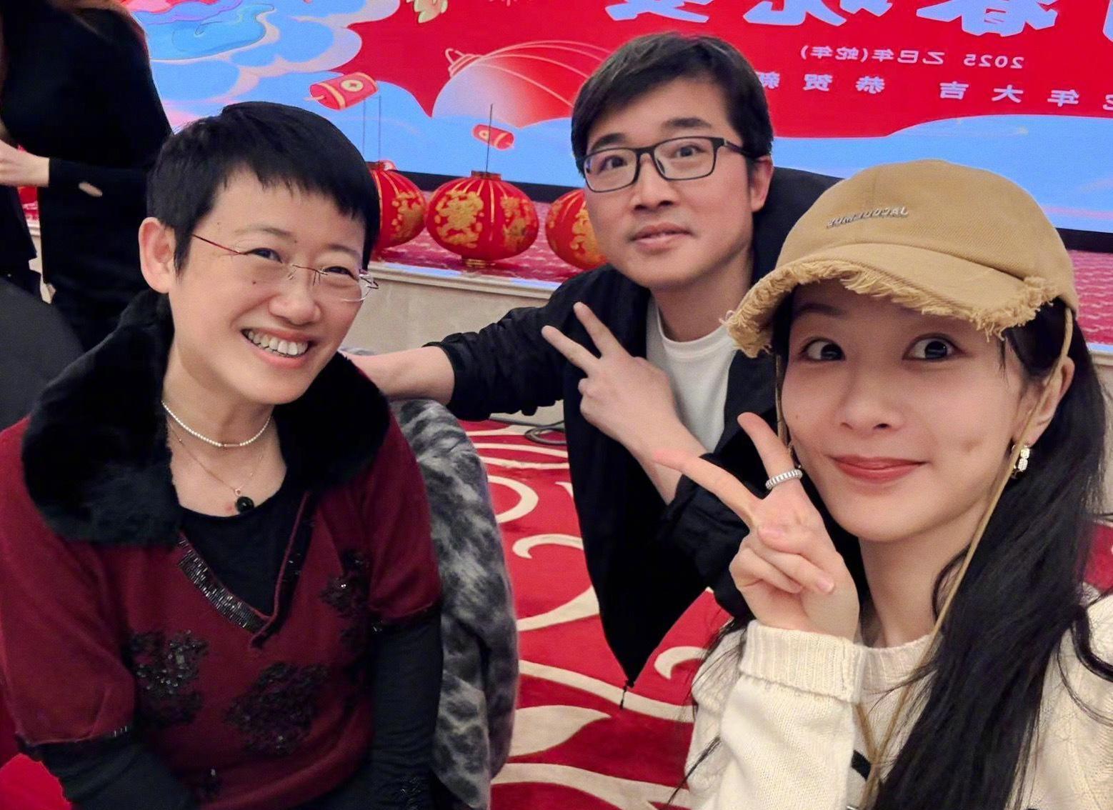 杨紫在剧组过年，白色毛衣搭配棒球帽很元气，和韩东君同框超般配