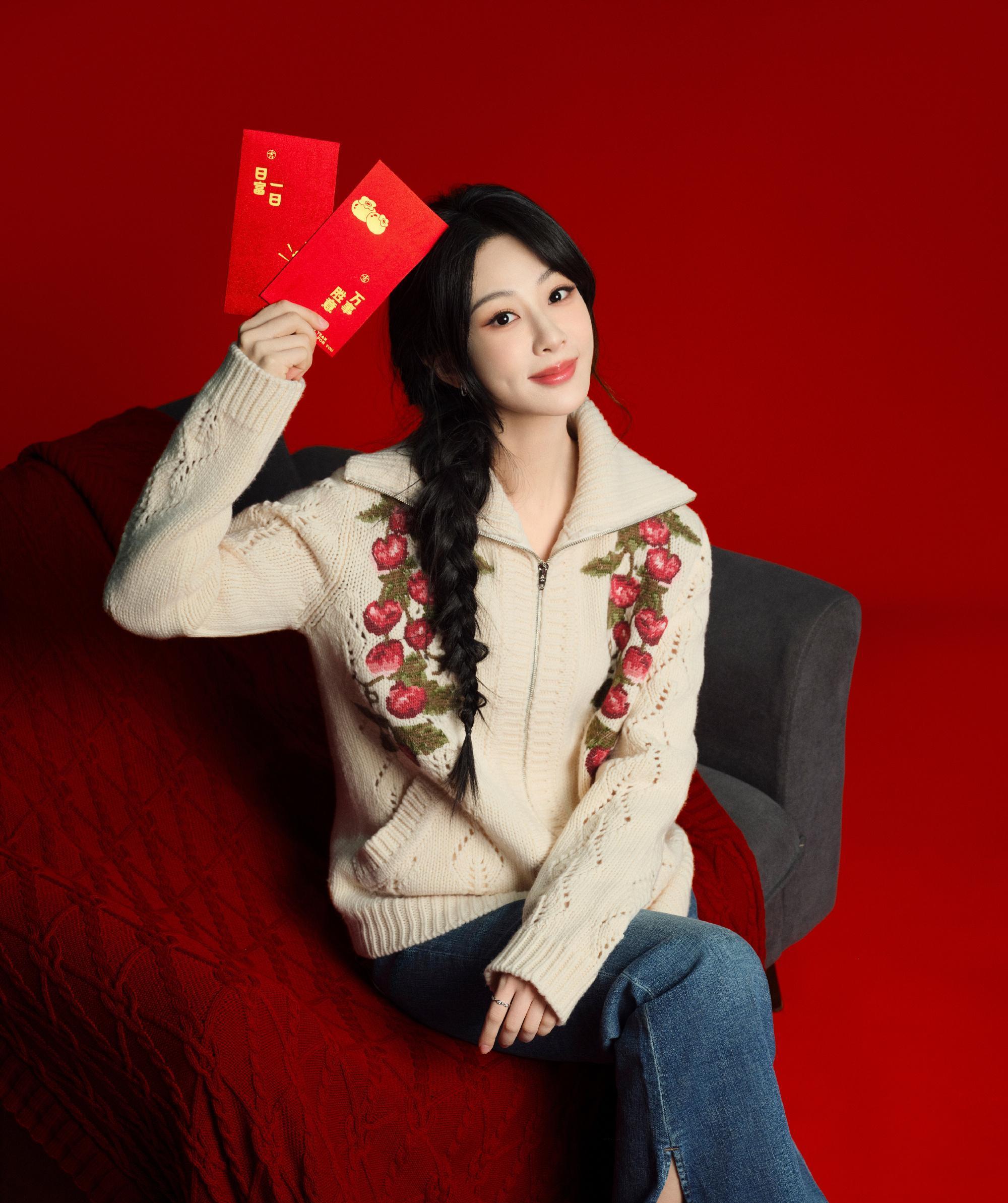 杨紫在剧组过年，白色毛衣搭配棒球帽很元气，和韩东君同框超般配