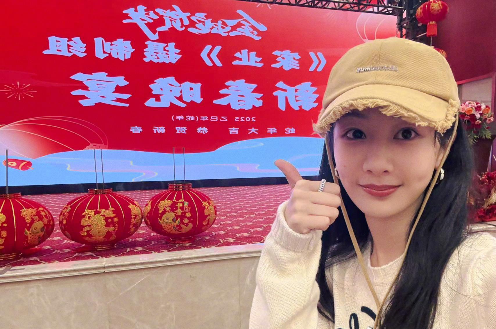 杨紫在剧组过年，白色毛衣搭配棒球帽很元气，和韩东君同框超般配