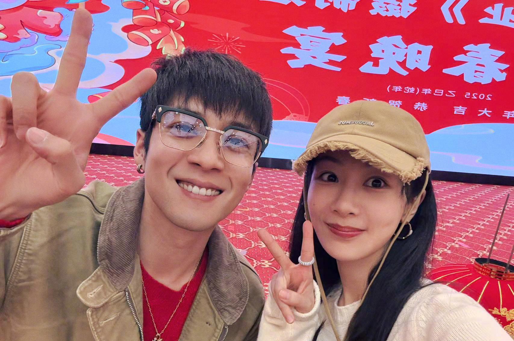 杨紫在剧组过年，白色毛衣搭配棒球帽很元气，和韩东君同框超般配