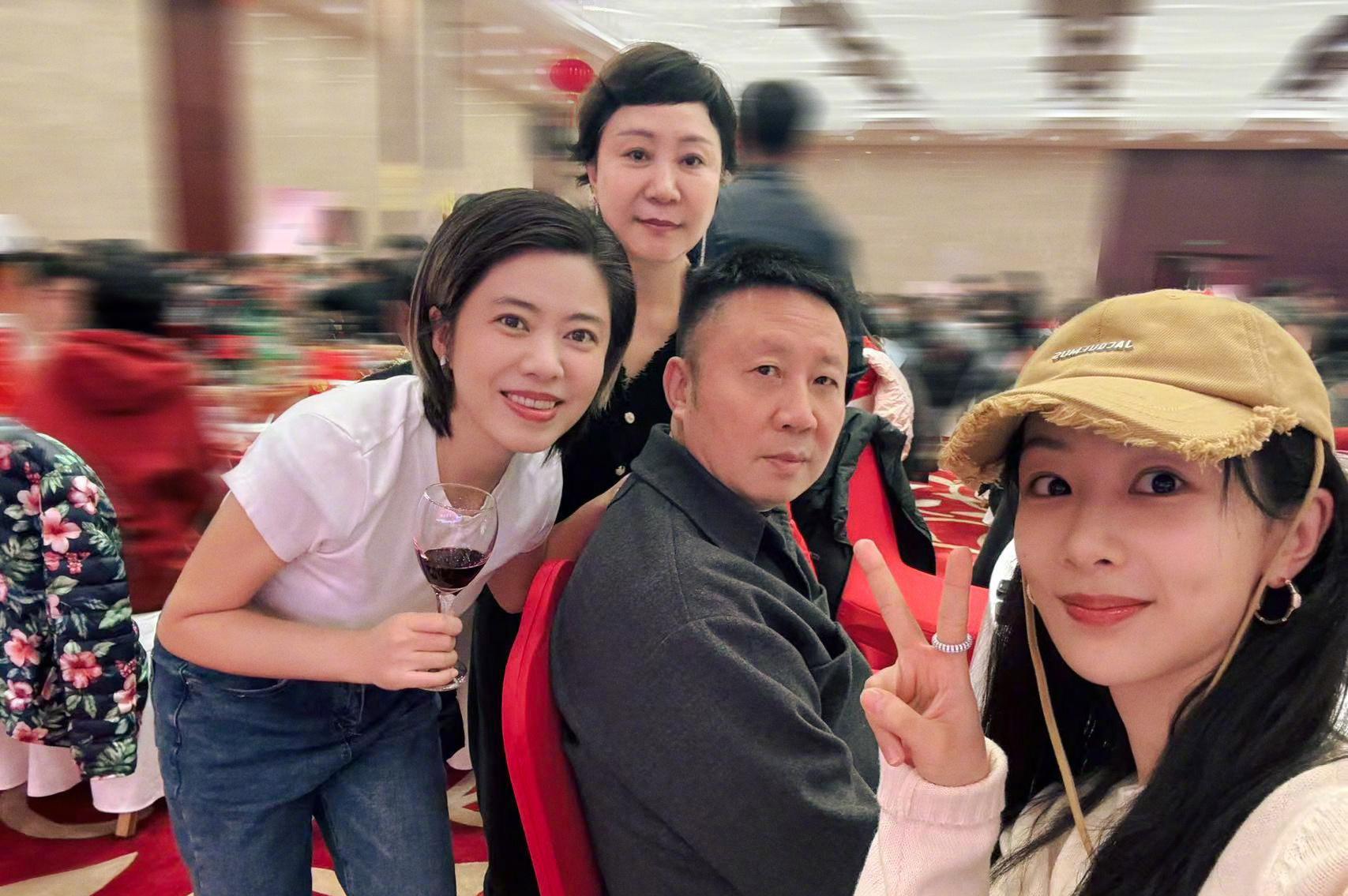 杨紫在剧组过年，白色毛衣搭配棒球帽很元气，和韩东君同框超般配