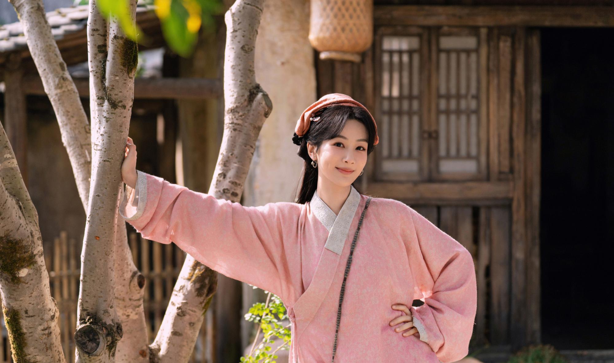 杨紫在剧组过年，白色毛衣搭配棒球帽很元气，和韩东君同框超般配