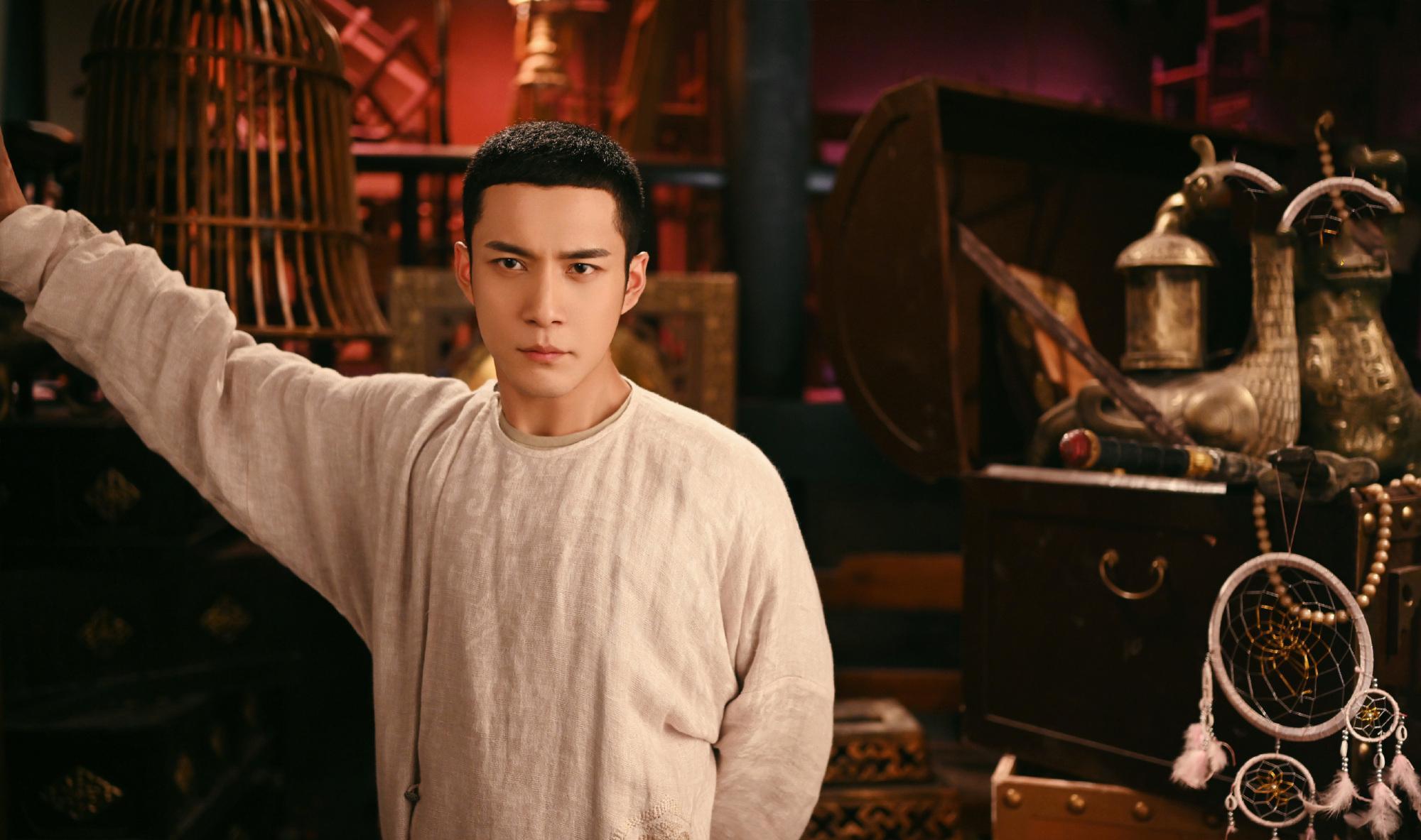 杨紫在剧组过年，白色毛衣搭配棒球帽很元气，和韩东君同框超般配