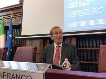 Fini: "Chi si colloca da questa parte lo fa per 'amore dell'Italia' come diceva Almirante"