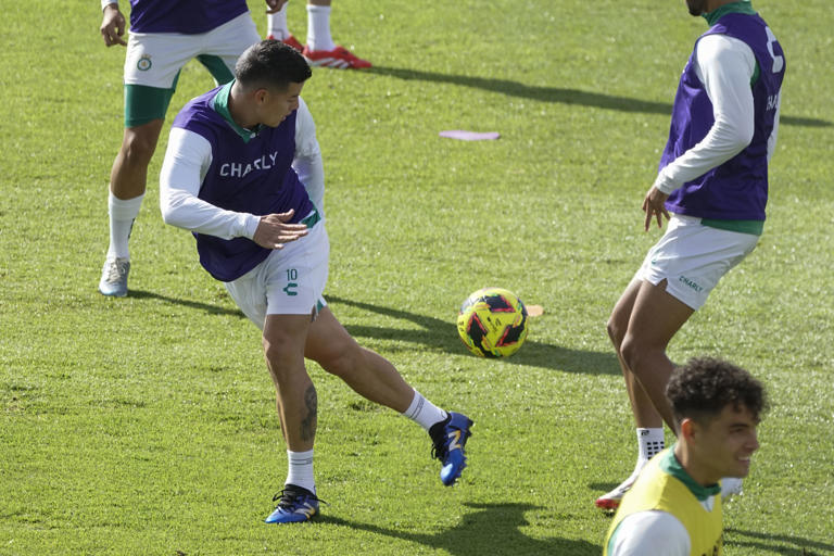 El colombiano James Rodríguez (centro) durante un entrenamiento con el club mexicano León, el martes 14 de junio de 2025. (AP Foto/Mario Armas)