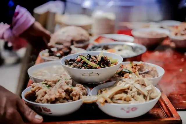 蛇年初四扫穷鬼，有钱没钱，三道“吉祥菜”要上桌，寓意蛇年更旺