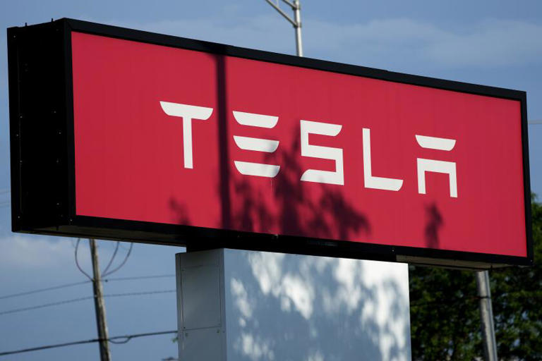 POLICE: Burning Tesla battery prevented them from saving driver 🔥